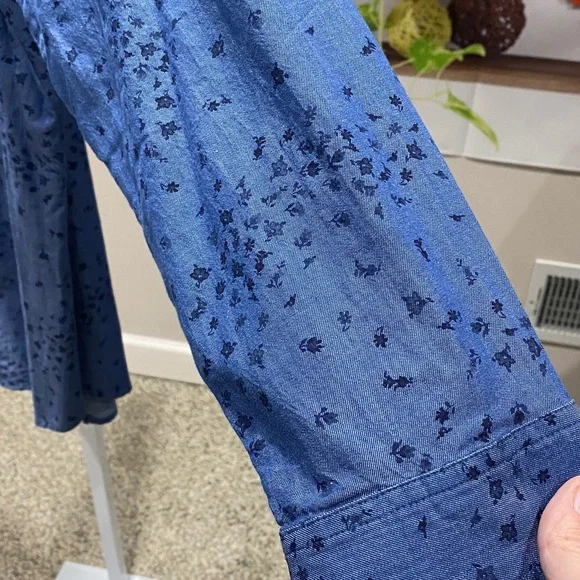 Croft & Barrow Women's Blue Patterned Button Down Shirt. XXL. Ptp is 27. - Picture 3 of 4